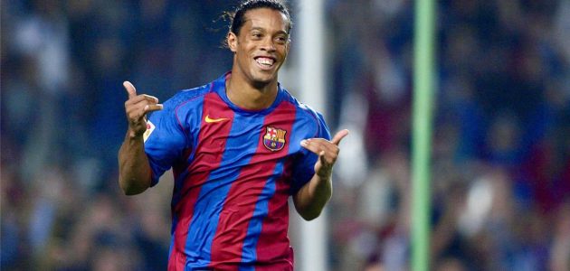 البرنابيو يصفق: كيف أجبر رونالدينيو أعتى جماهير الخصوم على الوقوف احتراماً؟